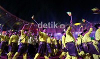 Penampilan tim kontingen tuan rumah Riau, dengan pakaian Melayu, saat defile pembukaan PON XVIII Riau.