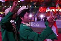 Salah satu atlet dari tim kontingen Jawa Timur, mengabadikan momen dengan ponselnya.