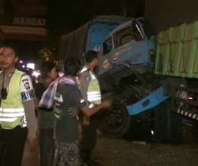 Truk Muat Pasir Tabrak Trailer Parkir, 1 Orang Tewas