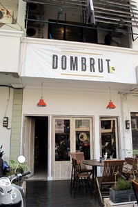 Dombrut terletak di sebuah ruko di Jalan Benda. Desainnya yang minimalis modern berpadu dengan sajian bernuansa Indonesia. Kebanyakan bahan bakunya didatangkan dari Garut, Jawa Barat. (Fitria Rahmadianti/Detikfood)