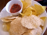 Nachos Garut ini unik karena terbuat dari keripik singkong tiga jenis. Cocol ke dalam sambal salsa yang terbuat dari cacahan tomat dan daun ketumbar. Cocok untuk cemilan sambil mengobrol. Kriuk kriuk... (Fitria Rahmadianti/Detikfood)
