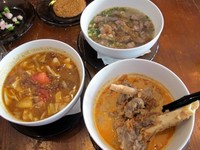 Tongseng, sumsum, dan sup domba ini terasa nikmat di lidah. Dagingnyapun empuk dan tak berbau, tak seperti daging kambing pada umumnya. (Fitria Rahmadianti/Detikfood)