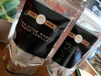 Suka dengan teh Dombrut? Beli saja Teh Dom celup asli Garut. Ada varian teh hitam, teh hijau, dan teh vanila. Kopi tubruk juga ada. (Fitria Rahmadianti/Detikfood)