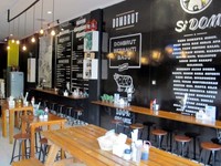 Inilah interior Dombrut yang didominasi warna hitam, putih, dan unsur kayu. (Fitria Rahmadianti/Detikfood)