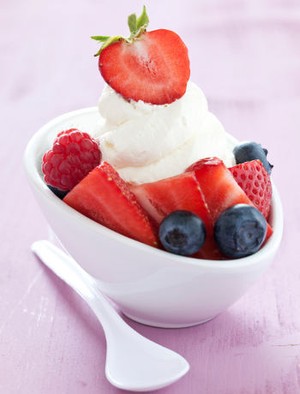 Pilihlah Strawberry dan Cokelat Untuk Topping Froyo Sehat!