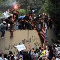 Polisi & Demonstran Bentrok di Luar Kedubes AS di Kairo