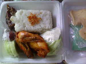 Sedekah untuk Ramadhan Nasi Gurih ayam goreng lezat
