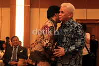 Adhyaksa Dault mendapat ucapan selamat dari Menko Perekonomian Hatta Rajasa.