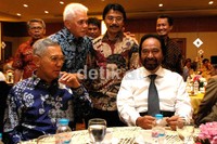 Mantan Wakil Presiden Try Sutrisno, Dewan Pembina Partai Nasdem Surya Paloh, Menko Perekonomian Hatta Rajasa dan Adhyaksa Dault berbincang-bincang saat peluncuran buku bertajuk Menghadang Negara Gagal.