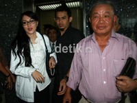 Angie didakwa dengan pasal 12 ayat a, pasal 5 ayat 2, dan pasal 11 undang-undang nomor 31 tahun 1999 tentang pemberantasan tindak pidana korupsi. Dia terancam hukuman maksimal 20 tahun penjara. Ramses/detikcom.