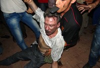 Warga Libya berusaha menyelamatkan Chris Stevens yang sekarat setelah terlalu banyak menghirup asap. AFP/STR.