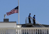 Bendera setengah tiang dikibatkan di Gedung Putih tanda duka atas tewasnya Dubes mereka. REUTERS/Jason Reed.