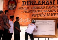Foke menandatangani deklarasi damai dengan disaksikan Mendagri Gamawan Fauzi, Nachrowi Ramli, dan Basuki Tjahaja Purnama (Ahok).