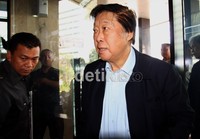 Suami Hartati, Murdaya Poo saat tiba di gedung KPK untuk menjenguk istrinya. Ramses/detikcom.