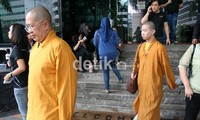 Beberapa biksu juga datang menjenguk. Ramses/detikcom.