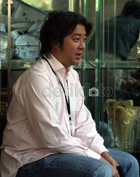 Putra Hartati, Prajna Murdaya saat menunggu di ruang tunggu KPK sebelum menjeguk. Ramses/detikcom.