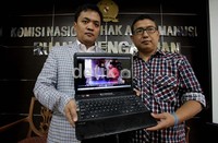 Dugaan pelanggaran HAM yang dimaksud adalah pernyataan Foke dan Nara pada kegiatan Lebaran Betawi, Senin (10/9) lalu. Kami melaporkan dugaan pelanggaran HAM terkait kampanye SARA yang diduga tidak hanya dilakukan oleh Nara, tetapi juga Fauzi Bowo, kata Ketua Tim Advokasi Jakarta Baru Habiburokhman di Komnas HAM, Kamis (13/9).