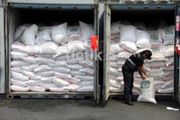 Tersangka melanggar Undang Undang nomor 17/2006 tentang pemberitahuan pabean dengan ancaman pidana 2 tahun penjara dan maksimal 8 tahun, atau denda Rp 100 juta hingga Rp 5 milyar.