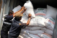 Petugas menunjukan pupuk bersubsidi yang berhasil diamankan.