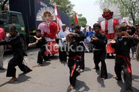 Ondel-ondel turut memeriahkan pawai tersebut.