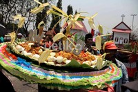 Warga mengarak tumpeng.