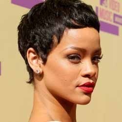 Rihanna Rilis Album Baru untuk Saingi Christina Aguilera?