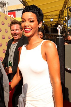 Rihanna Rilis Album Baru untuk Saingi Christina Aguilera?