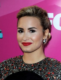 Dandanan menor Demi Lovato. Kevin Winter/Getty Images.