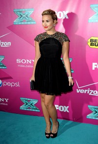 Dibalut dengan dress hitam Topshop, aksesoris gelang Swarovski, dan heels hitam Christian Louboutin saat menghadiri premiere The X Factor season 2 di Chinese Theatre, Los Angeles, California, Selasa (11/9/2012). Kevin Winter/Getty Images.