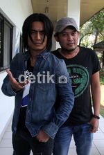 Charly Setia dengan Rambut Belah Tengahnya