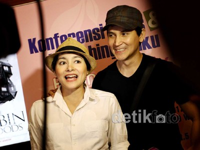 Keceriaan Dewi Rezer dan Marcellino Sambut Buah Hati