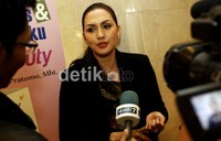 Ia tampil sendiri tanpa ditemani sang suami Darius Sinathrya dan ketiga buah hatinya.