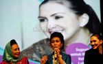 Donna Agnesia Cantik Pakai Batik