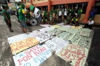 Sekitar 25 suporter mendatangi kantor yang berlokasi di Jalan Gajah Mada, Pekanbaru, Kamis (13/9/2012) siang.