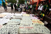 Mereka meminta pertemuan dengan perwakilan PB PON XVIII Riau.