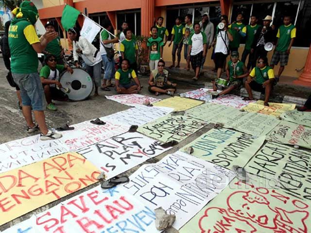 Suporter Jatim Demo PB PON Riau