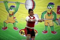 Sinta Darmariani mengacungkan kedua jempolnya usai memecahkan rekor cabang olahraga angkat besi PON.