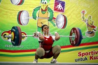 Sinta Darmariani mencoba untuk mengangkat beban seberat 118 kg.