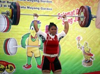Atlet angkat besi Bali itu juga berhak atas mendali emas, dengan total angakatan 210 kg, yakni angkatan snatch 92 kg dan angkatan clean and jerk 118 kg.