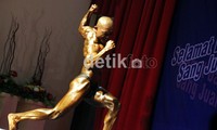 Terlihat perkasa saat salah satu atlet binaraga saat melakukan aksi pamer ototnya.