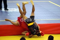 Pertarungan cabang olahraga Wushu Shansao berlangsung seru dan keras.