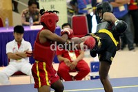 Para atlet PON wushu shansao saling tampil menyerang dia tas matras untuk bisa meraih nilai.