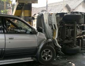 Hantam Viaduk Gempol Lama, Truk Boks Terguling & Dihantam Panther