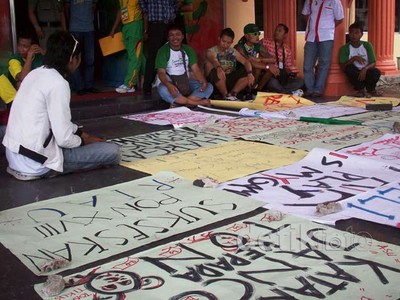 Sepakbola Kacau, Suporter Jatim Demo PB PON