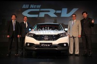 Leader Project CR-V Ryouji Nakagawa, Presiden Director PT HPM Tomoki Uchida, Senior Vice Presiden PT HPM Kusnadi Budiman, Marketing Director PT HPM Jonfis Faudy berpose saat peluncuran All New CR-V.