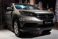 Di Indonesia CR-V tetap memiliki 3 varian. Untuk tipe 2.0 L M/T di Rp 359 juta, 2.0 L A/T di Rp 370 juta, dan untuk tipe teratas 2.4 L A/T di Rp 404 juta.