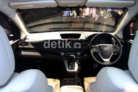 Fitur terbaru i-MID (Intelegent Multi Information Display) pun ikut diselipkan dengan menggunakan layar 5 inci. Dan semuanya dapat diatur melalui steering wheel mounted control yang berada pada roda kemudi. Selain itu stir ini pun mampu mengatur volume, dan bisa mengatur semuanya dalam stir kemudi.