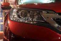 Honda CR-V mengalami perubahan di grille dan bumper depan dengan garis body yang lebih tegas.