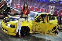 Model beraksi dengan mobil modifikasi. (dok HIN)