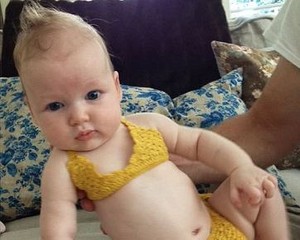 Jessica Simpson Dikecam Gara-gara Dandani Bayinya dengan Bikini